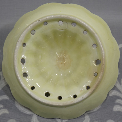 Bottom view of small cream yellow Carlton Ware juicer top showing absence of any notches