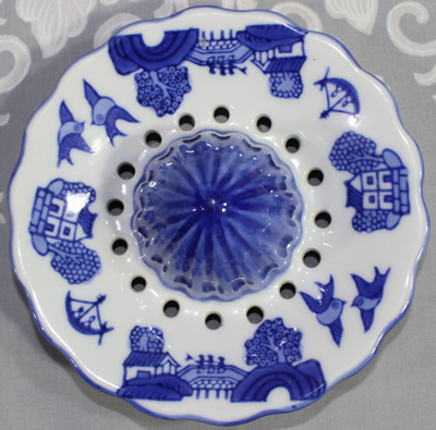 Reamer for a bluebirds in 'Chinese' style decorated ceramic juicer