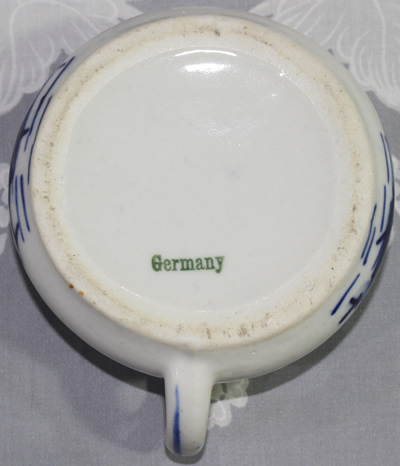 Base of a blue boat on white German 2 piece juicer