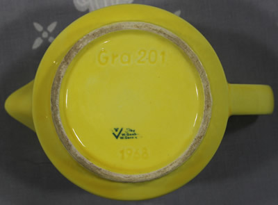 The base of a fruit and flowers on yellow Goebel juicer