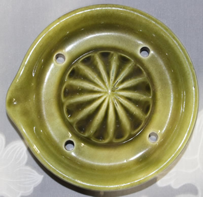 Reamer for a fruit on green and tumblers jug juicer