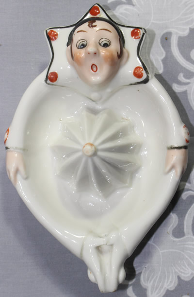 Top view of a face on a German ceramic saucer juicer