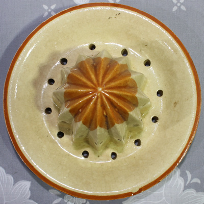 Reamer for lemons & leaves on ceramic juicer