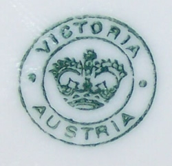 Base mark on white Victoria 2 piece juicer