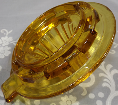 Amber glass 2 cup jug and reamer bottom view