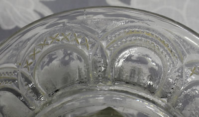 The two arch patterns on a clear glass offset tab handle juicer