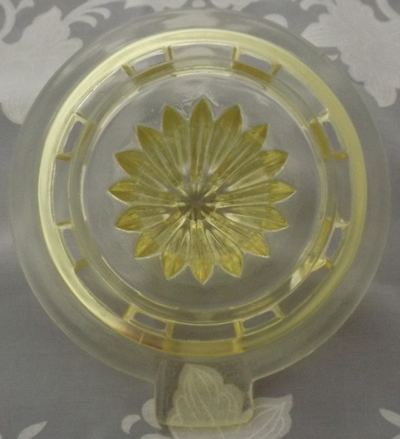 Bottom view of Hazel Atlas yellow juicer top 