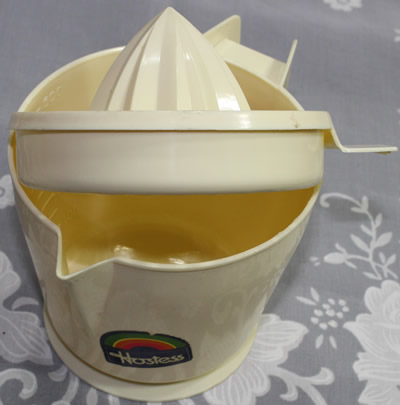 Showing the locking tab on a cream colour HOSTESS brand juicer