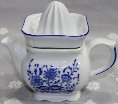 A blue and white teapot shape ceramic juicer