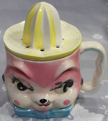 Pink faced cat with blue bow tie juicer