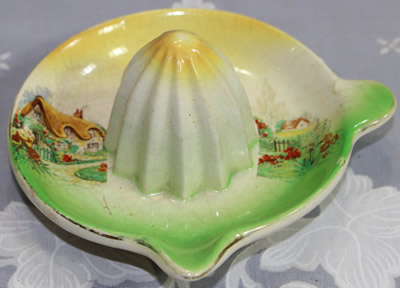 Made in England cottages saucer shape juicer