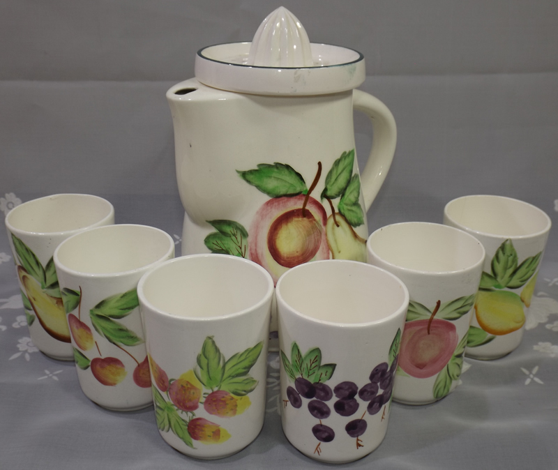 Pear and apple pattern lemonade juicer set showing tumblers