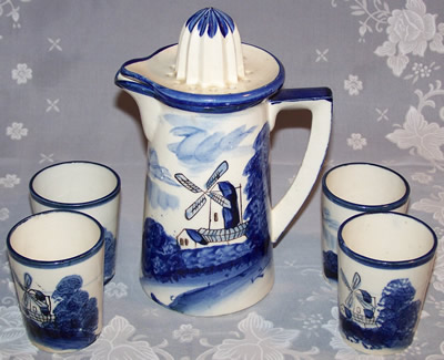 Blue and white windmill juicer with 4 tumblers