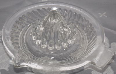 Sloping ribs clear  and flat rim glass saucer juicer