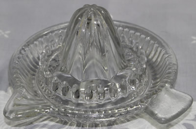 Embossed "BELGIQUE" clear glass offset tab handle juicer