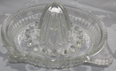 Tear drop pattern clear glass saucer juicer