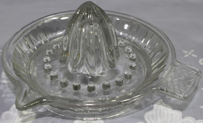 Lattice pattern tab handle clear glass saucer juicer