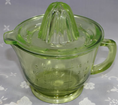 Anchor Hocking Glass dry measure green juicer