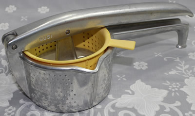 Susi aluminium squeezer juicer with yellow plastic insert