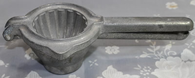 Aluminium hinged hand held squeezer juicer